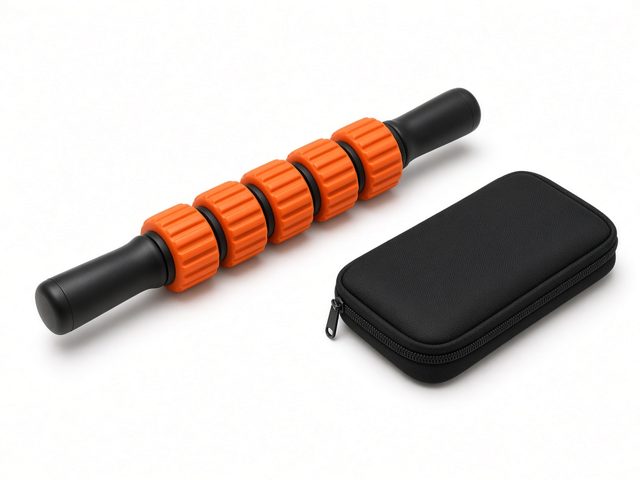 Petit bâton de massage orange à cinq rouleaux à côté de sa pochette de transport noire zippée